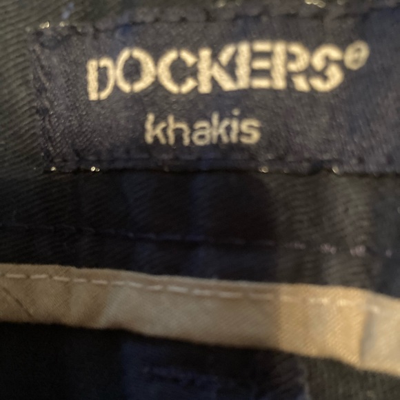 Size 42/32 Men’s DOCKERS Khakis Flat Front Relaxed Fit New - Picture 6 of 8